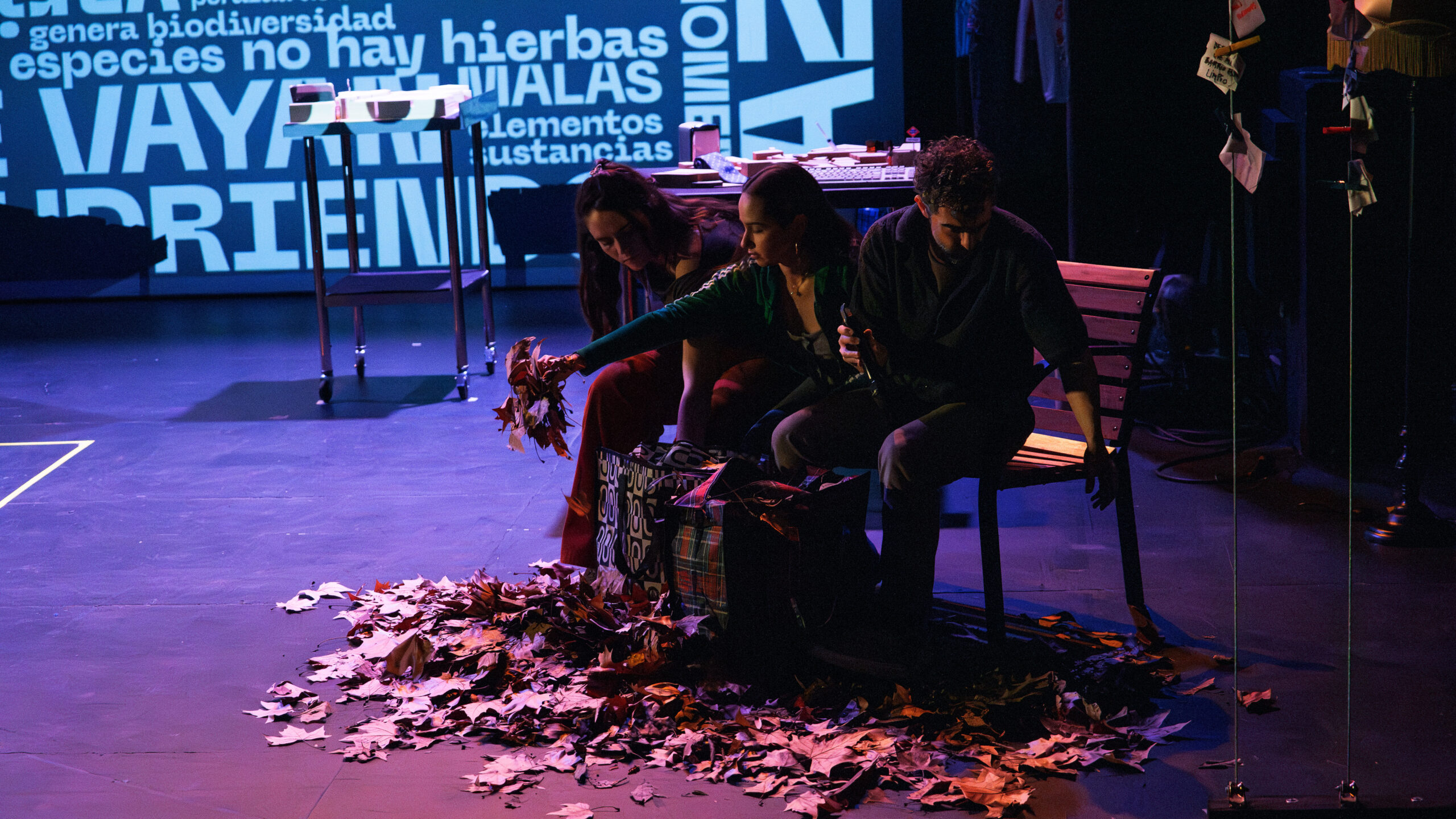 Ya no queda nada de todo esto, escenografia y diseño de vestuario de teatro en Madrid. Arte escénico hecho por mujeres